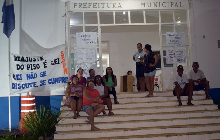 Educadores se mantem na prefeitura de Baixa Grande e vão passar a noite dormindo em papelão