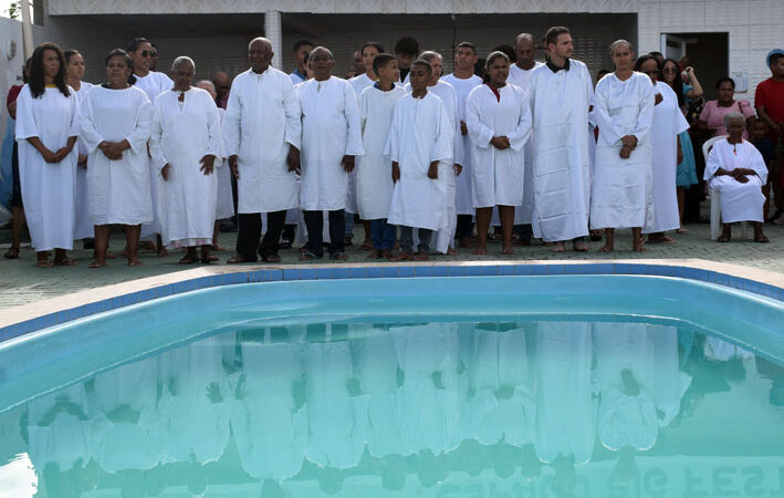Trinta e dois fiéis descem às águas batismais da Assembleia de Deus em Baixa Grande