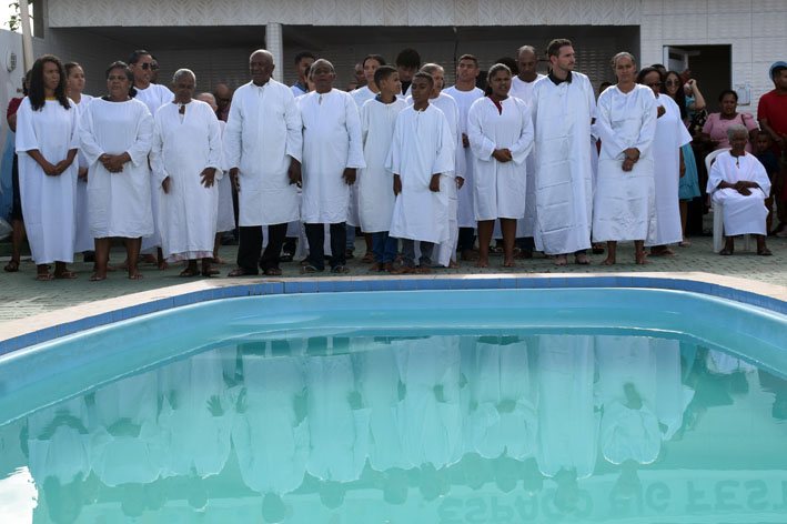 Trinta e dois fiéis descem às águas batismais da Assembleia de Deus em Baixa Grande