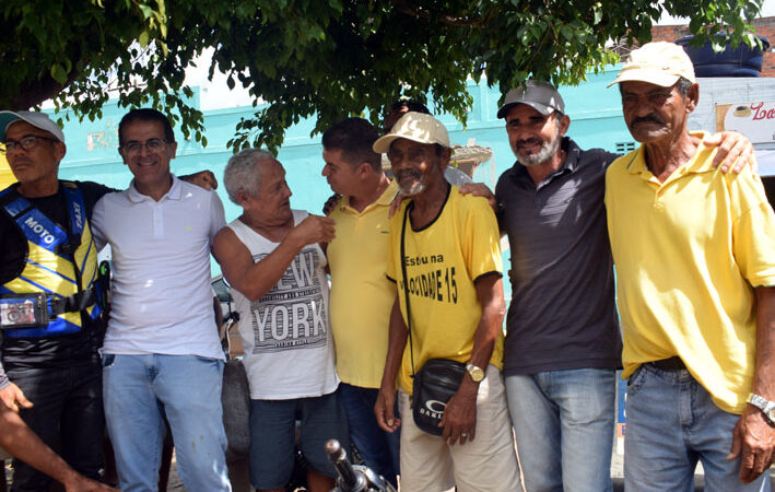 Pré-candidato à prefeitura de Baixa Grande, Adroaldo (Canário), visita Feira Livre