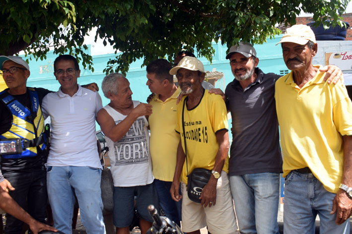 Pré-candidato à prefeitura de Baixa Grande, Adroaldo (Canário), visita Feira Livre
