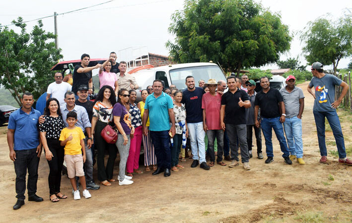 Deputado Cláudio Cajado realiza entrega de caminhão pipa e trator em Lagoa Queimada, comunidade de Baixa Grande