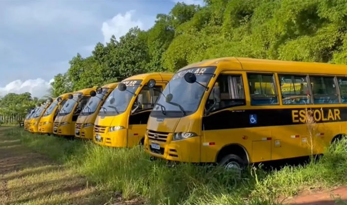 MP-BA é acionado para investigar condição de tratores e ônibus escolares abandonados em pátio administrado pelo Governo; veja imagens