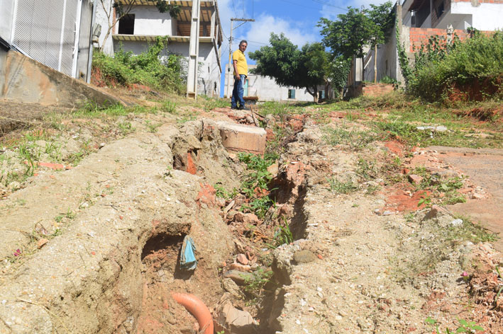 Vereador Aloisio mostra Ruas Esburacadas e esgotos a céu aberto na sede de Baixa Grande