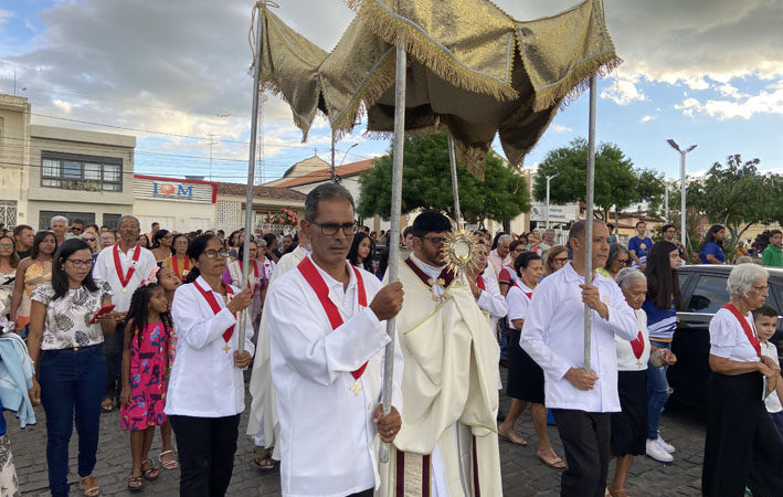 Missa e procissão de Corpus Christi são realizadas em Mairi-BA
