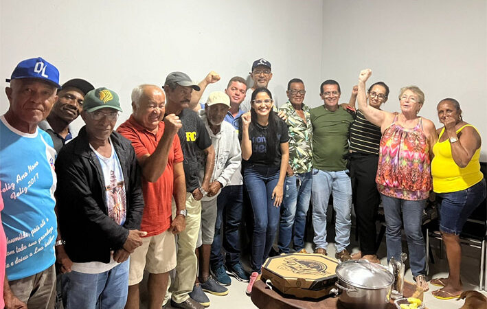 Canário e Adnaldo se reúnem com um grupo da terceira idade, conhecido como a “velha guarda de Heraldo” em Baixa Grande