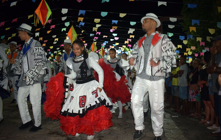 Apresentação de Quadrilha o forró dos Três Parentes é iniciado o II Festival de Licores e Sabores Juninos de Baixa Grande