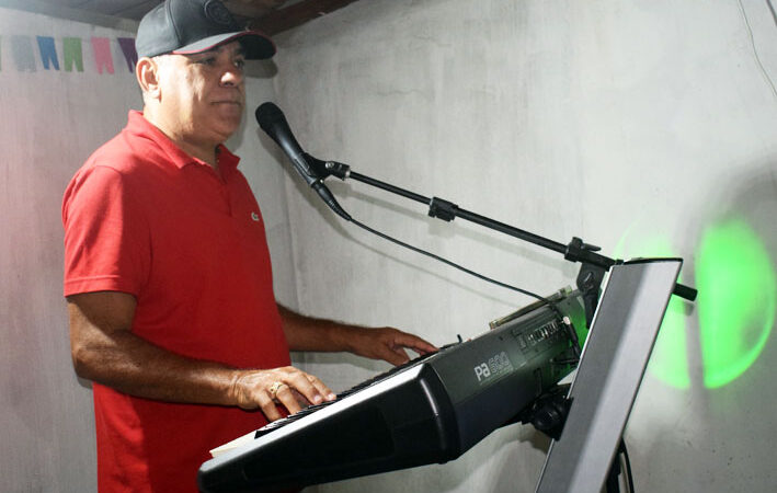 Juscelino e Seus teclados anima o Arraiá da Distribuidora Dumas, em Italegre, distrito de Baixa Grande
