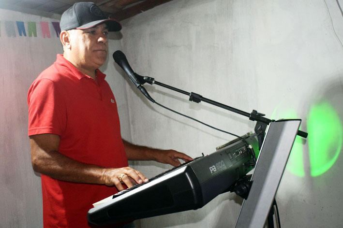 Juscelino e Seus teclados anima o Arraiá da Distribuidora Dumas, em Italegre, distrito de Baixa Grande