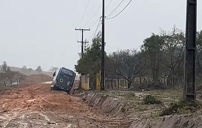 Ônibus da Cidade Sol fica atolado na estrada que liga Mairi ao distrito do Angico