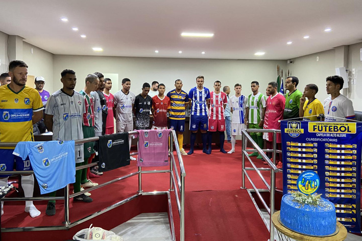 Entrega de uniformes e materiais esportivos marca o início do maior campeonato da história de Capela do Alto Alegre