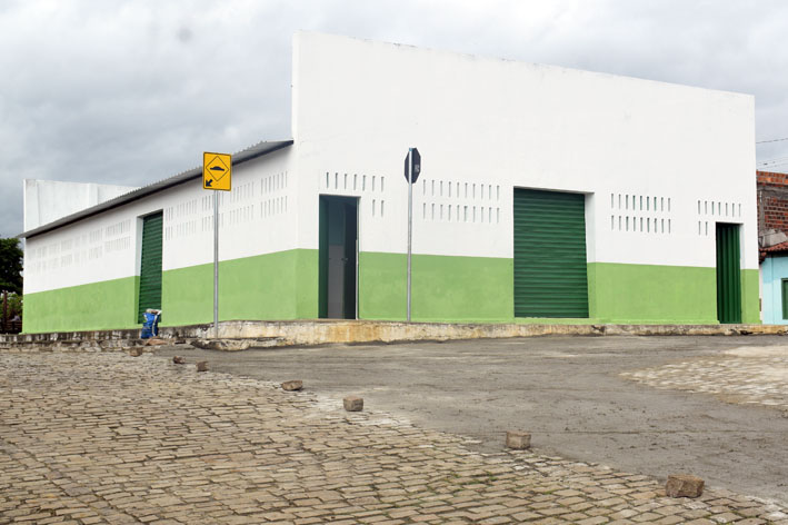 Com recursos próprios, prefeitura conclui reforma do mercado de carnes e coreto em Italegre, distrito de Baixa Grande