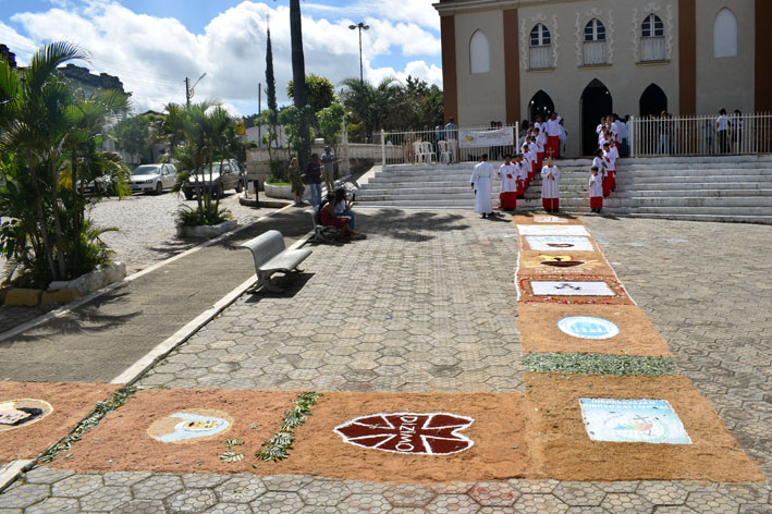 Fiéis católicos mantêm tradição do tapete de Corpus Christi em Baixa Grande