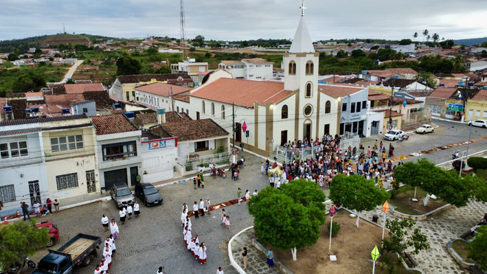 Missa e procissão de Corpus Christi são realizadas em Mairi-BA