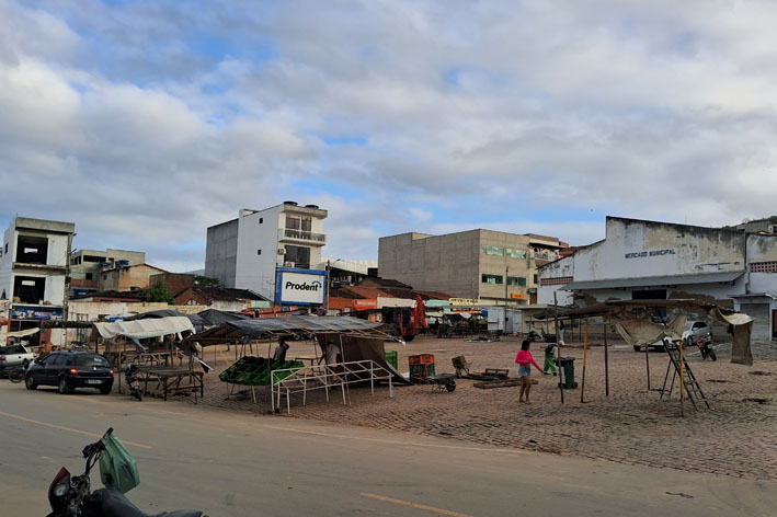 Iniciada a retirada das barracas em frente ao Mercado de Carne em Baixa Grande