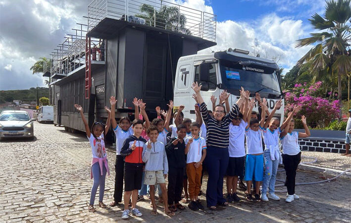 Professora leva alunos para conhecerem Trio Elétrico em Baixa Grande