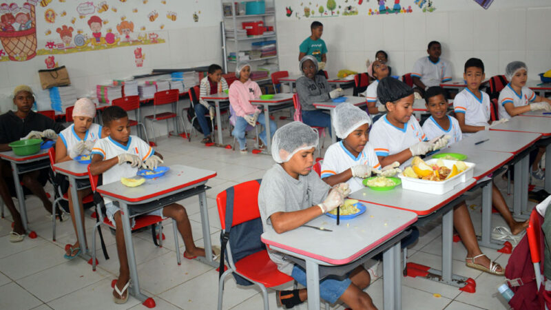 Em Baixa Grande, professora Raquel ensina alunos a preparar salada de frutas em sala de aula