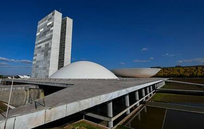 Congresso retoma atividades com foco em orçamento, reforma e pressão política