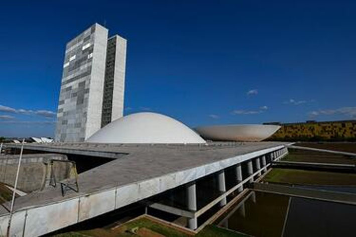 Congresso retoma atividades com foco em orçamento, reforma e pressão política