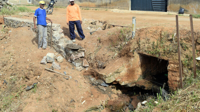 Prefeitura de Baixa Grande recupera passagem molhada na Rua Belarmino Ribeiro de Brito