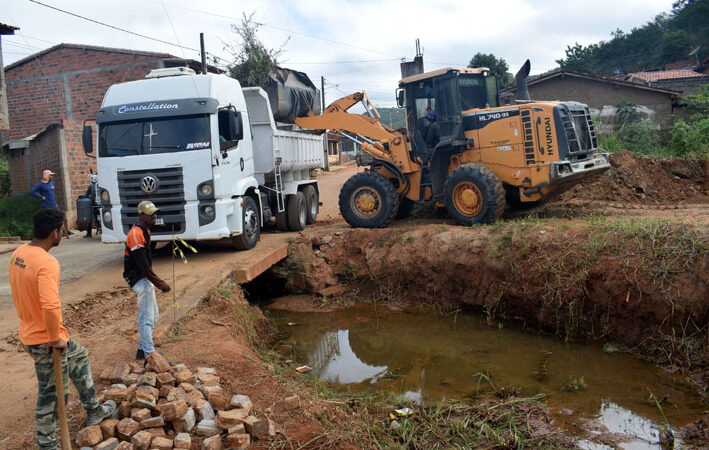 Secretaria de Obras de Baixa Grande realiza diversas ações na Rua da Corrida