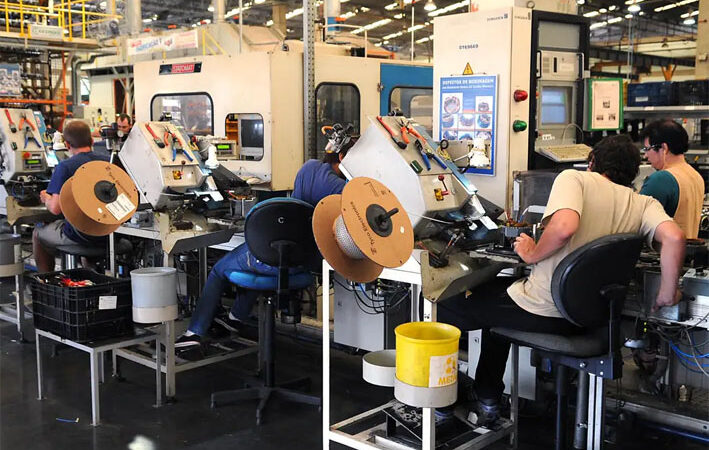 Indústria perde ritmo e deve crescer apenas 1,7% em 2025, aponta CNI