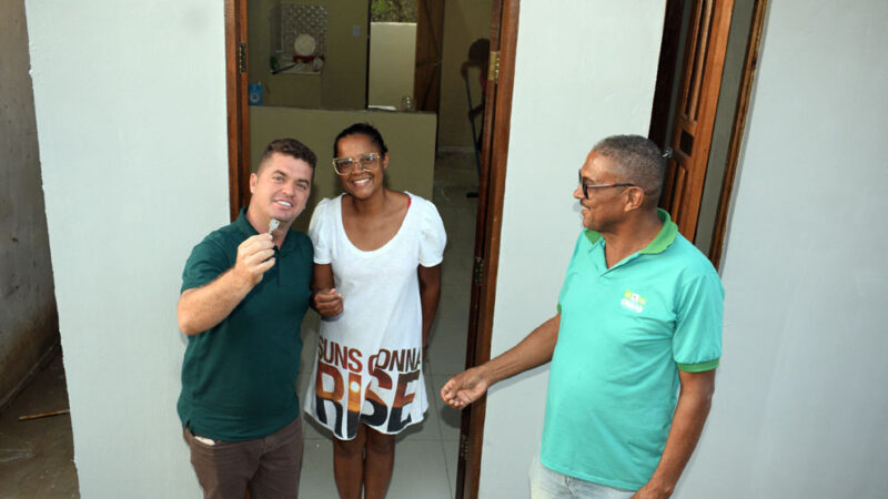 Agricultora de Baixa Grande que teve casa destruída por incêndio recebe imóvel 100% reformado