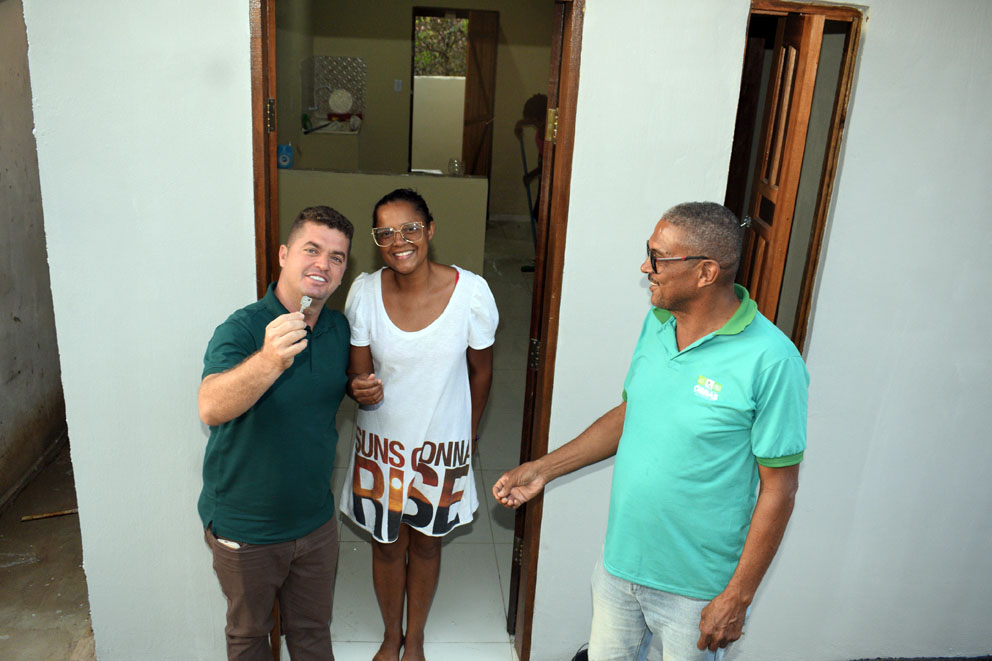 Agricultora de Baixa Grande que teve casa destruída por incêndio recebe imóvel 100% reformado