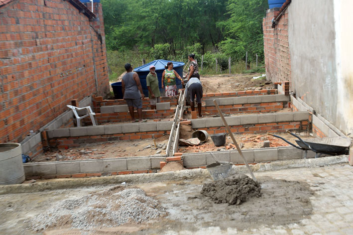 Prefeitura de Baixa Grande inicia reconstrução de mais uma residência para família carente