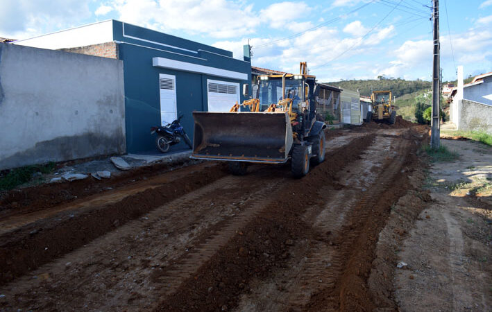 Prefeitura de Baixa Grande inicia com recursos próprios o calçamento da Rua Artur Pamponet