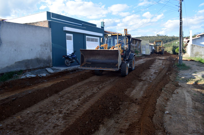 Prefeitura de Baixa Grande inicia com recursos próprios o calçamento da Rua Artur Pamponet