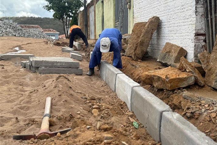 Prefeitura inicia obras em mais uma rua do Bairro Bela Vista Popular Dragão em Baixa Grande