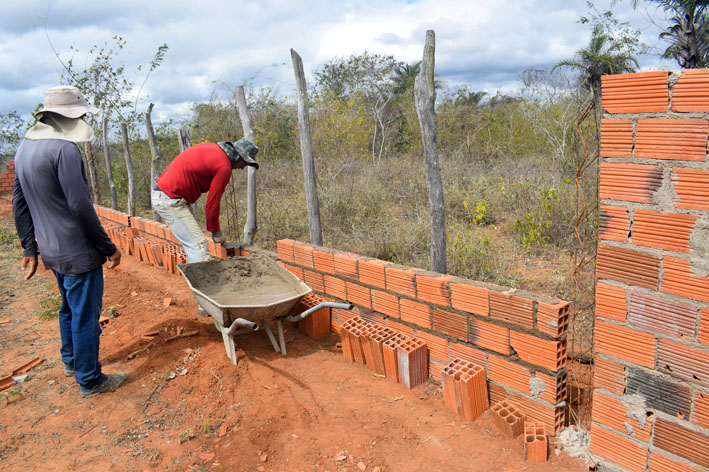 Após 30 dias, veja como está a construção dos muros no cemitério de Italegre, zona rural de Baixa Grande