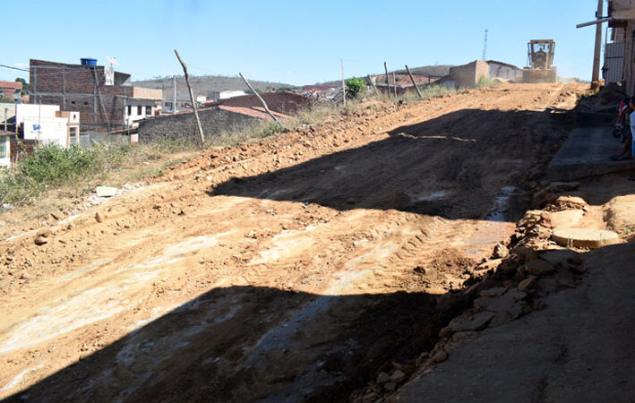 Prefeitura de Baixa Grande realiza terraplanagem na Rua Daniel Pereira e moradores comemoram