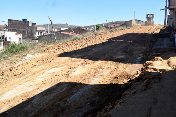 Prefeitura de Baixa Grande realiza terraplanagem na Rua Daniel Pereira e moradores comemoram