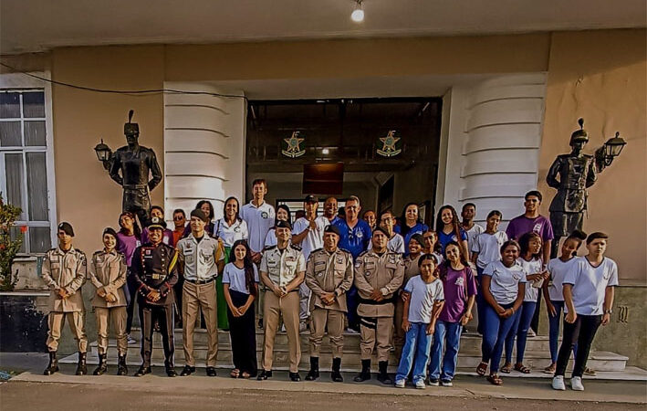 Alunos de Ipirá visitam o comando-geral e a academia da PMBA em Salvador