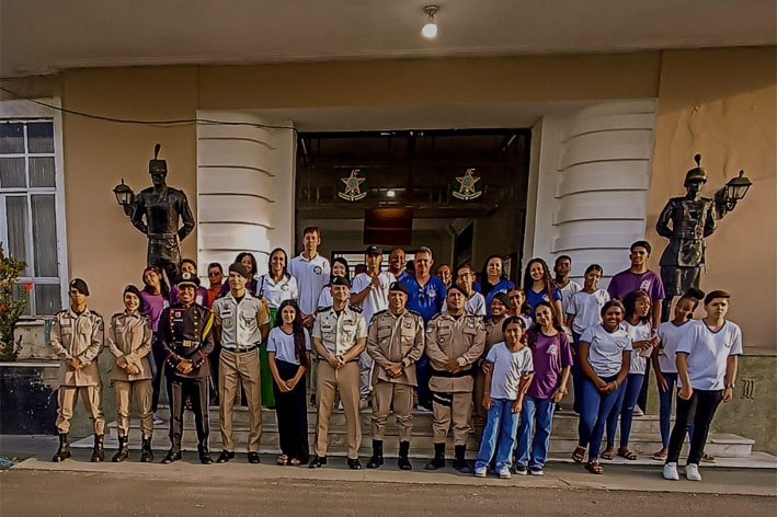 Alunos de Ipirá visitam o comando-geral e a academia da PMBA em Salvador