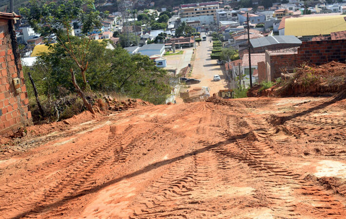 Ladeira do Clube será pavimentada em Baixa Grande; serviço de terraplanagem já começou