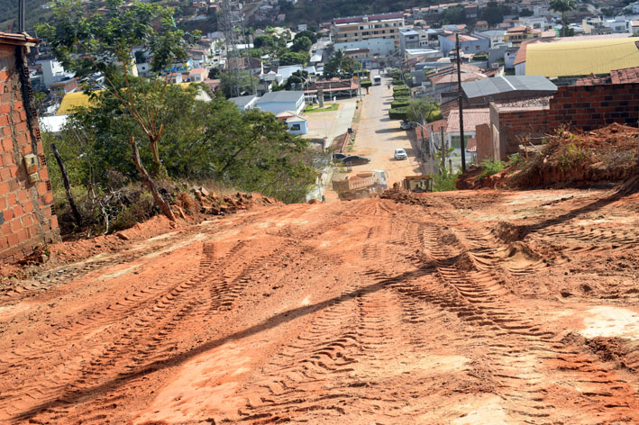Ladeira do Clube será pavimentada em Baixa Grande; serviço de terraplanagem já começou
