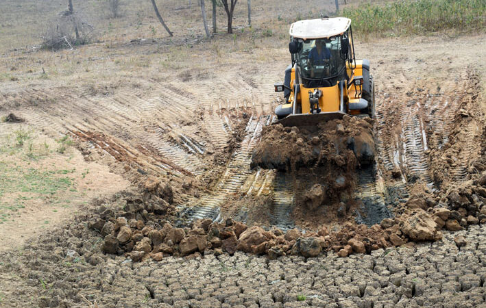 Prefeitura de Baixa Grande intensifica limpeza de aguadas na zona rural