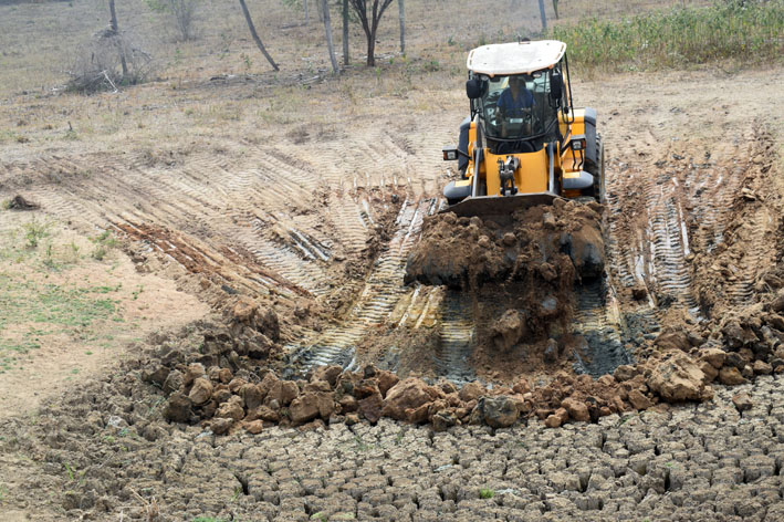 Prefeitura de Baixa Grande intensifica limpeza de aguadas na zona rural