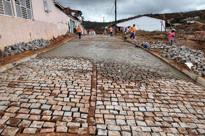 Prefeitura de Baixa Grande avança no calçamento de ruas nos bairros Cruzeiro e Bela Vista
