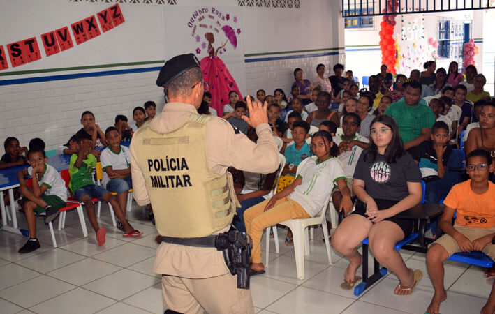 Policial da 98ª CIPM palestra para estudantes e responsáveis na Escola Evandro Miranda, em Baixa Grande