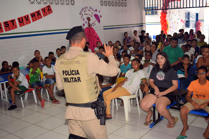 Policial da 98ª CIPM palestra para estudantes e responsáveis na Escola Evandro Miranda, em Baixa Grande