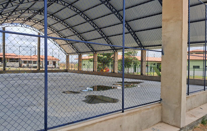 Prefeitura de Baixa Grande retoma obra de construção de 3 quadras poliesportivas que estava há um ano parada