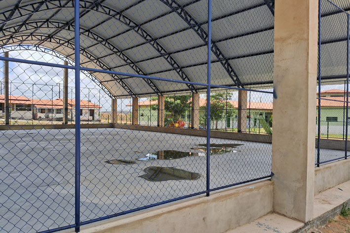 Prefeitura de Baixa Grande retoma obra de construção de 3 quadras poliesportivas que estava há um ano parada