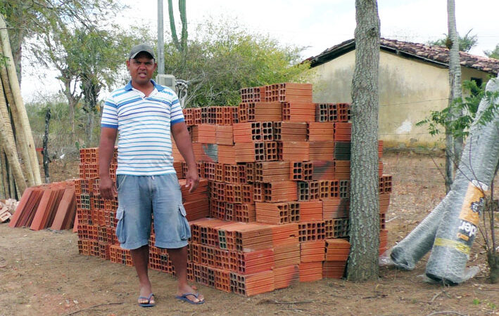 Prefeitura de Baixa Grande inicia entrega de 40 galinheiros em comunidades rurais