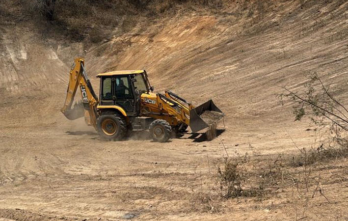 Prefeitura intensifica limpeza de açudes na zona rural em preparação para o período de chuvas