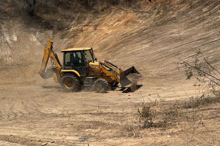 Prefeitura intensifica limpeza de açudes na zona rural em preparação para o período de chuvas