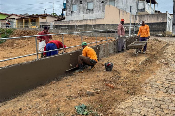 Obra da Praça da Juventude segue em ritmo acelerado e já começa a ganhar forma